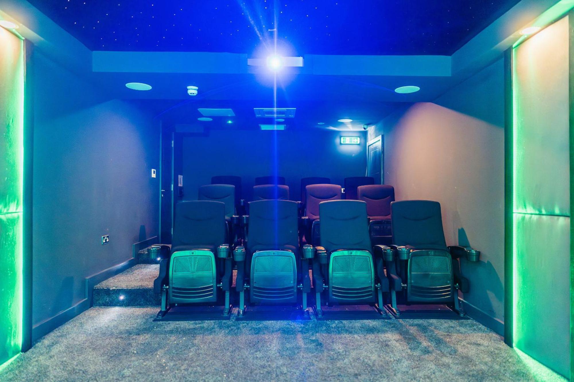 Vichy - The Glass House Vip Luxury With Gym, Cinema & Gaming Rooms, And Work Space Access * Kingston upon Hull