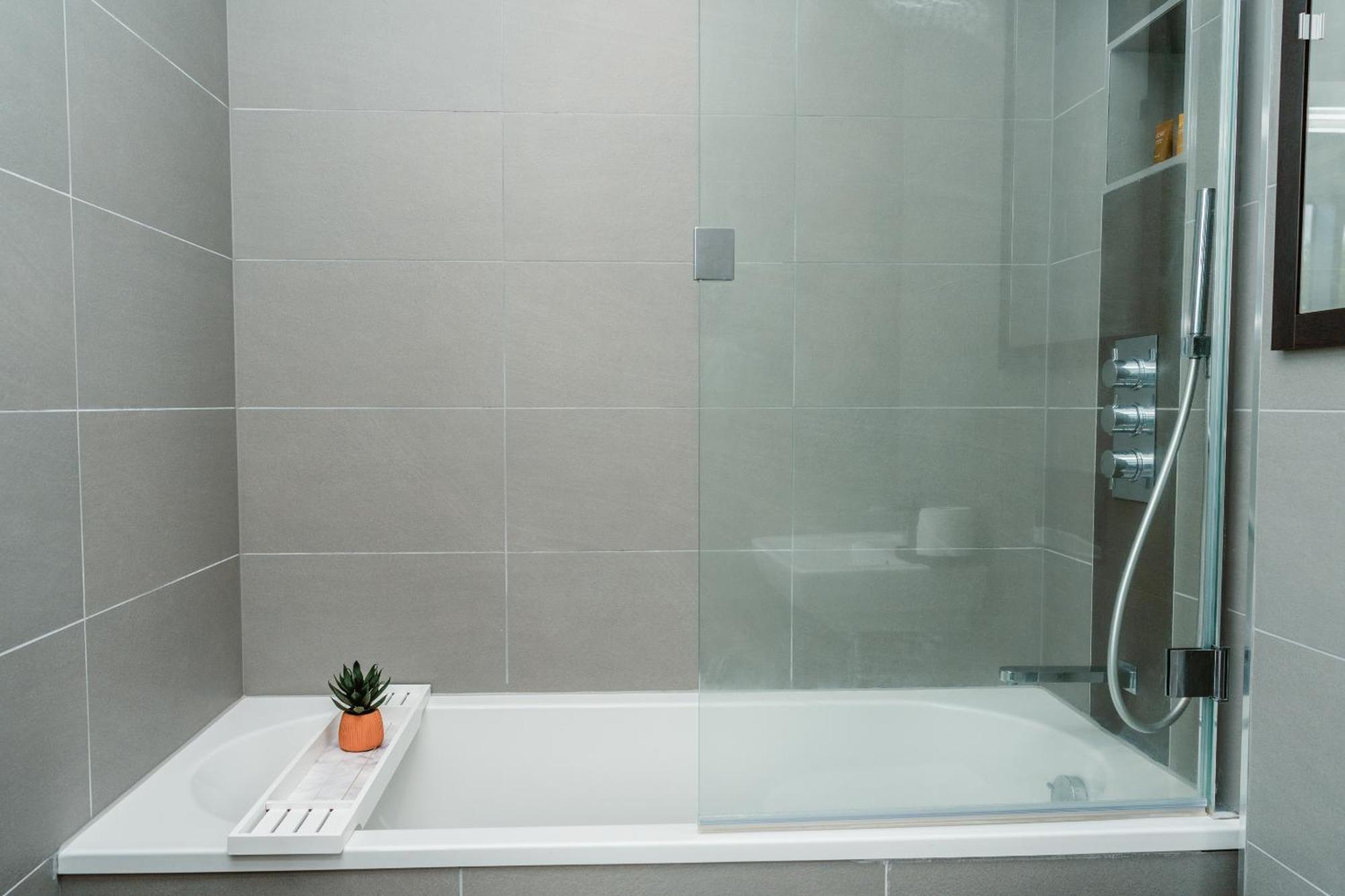 Vichy - The Glass House Vip Luxury With Gym, Cinema & Gaming Rooms, And Work Space Access Apartment Kingston upon Hull