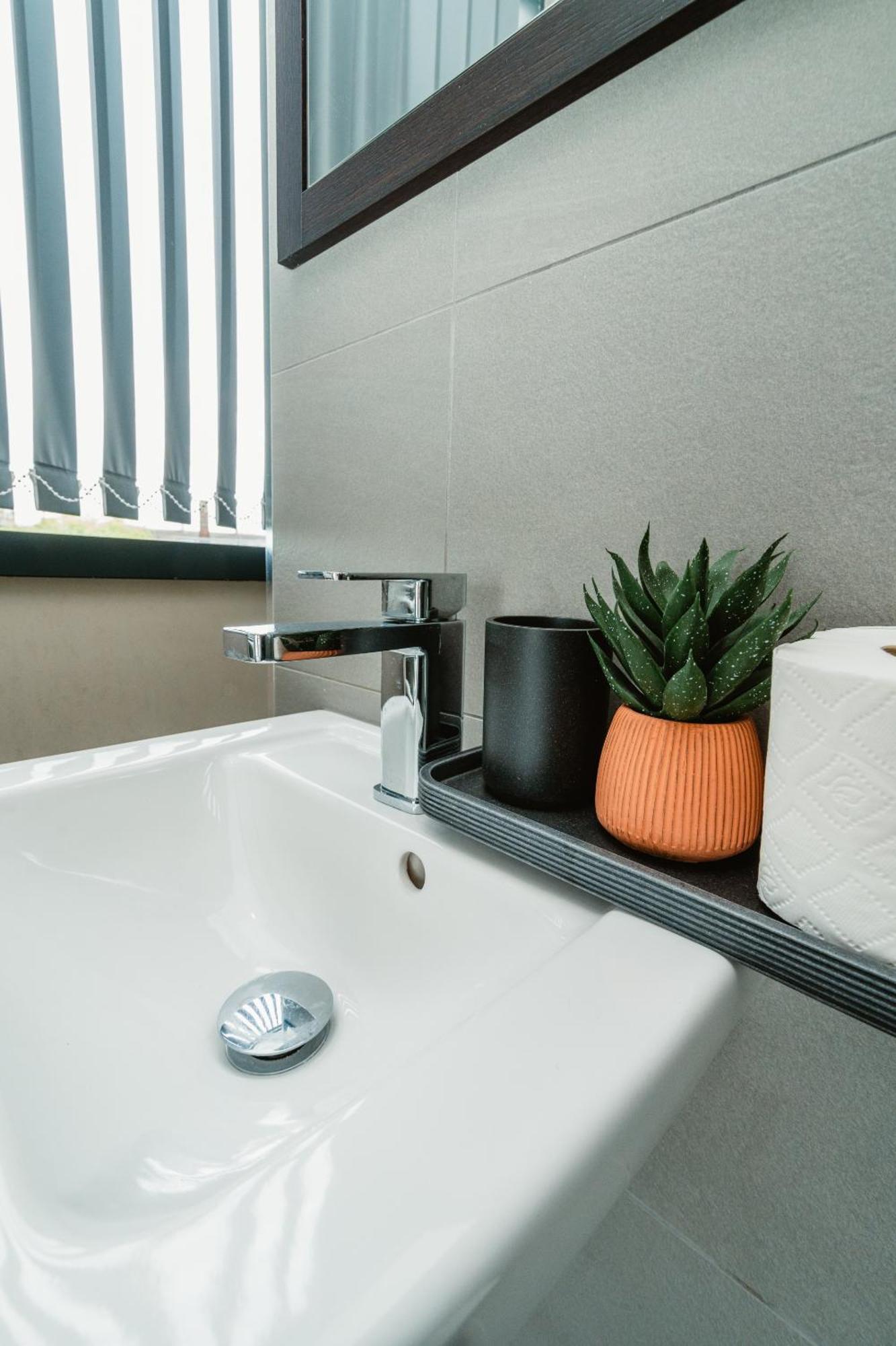 Vichy - The Glass House Vip Luxury With Gym, Cinema & Gaming Rooms, And Work Space Access * Kingston upon Hull